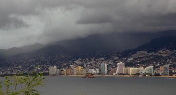 Acapulquito Hermoso Nublado y Lloviendo