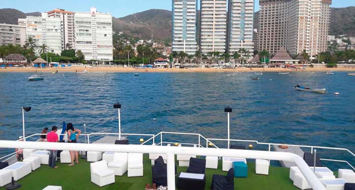 Acapulco estrena Antro en medio de la Bahía