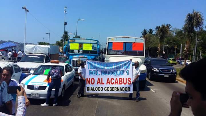 Urbaneros de Acapulco se manifiestan contra el Acabús