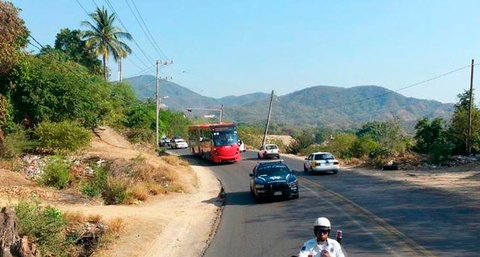 Transportistas bloquean paso del Acabús en La Venta