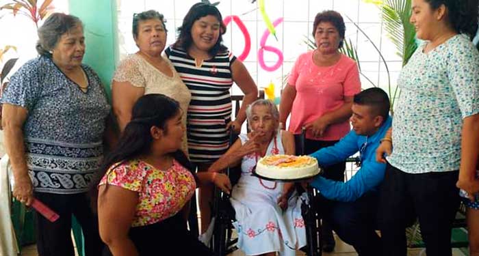 Celebran los 106 años de la mujer más longeva de Acapulco