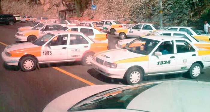 Más de 50 taxis bloquean la avenida Escénica de Acapulco