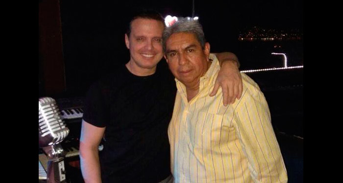 Luis Miguel rejuvenece y disfruta sus noches en Acapulco