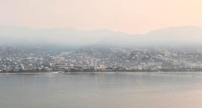 Humo de incendio en Chilpancingo llega hasta la bahía de Acapulco