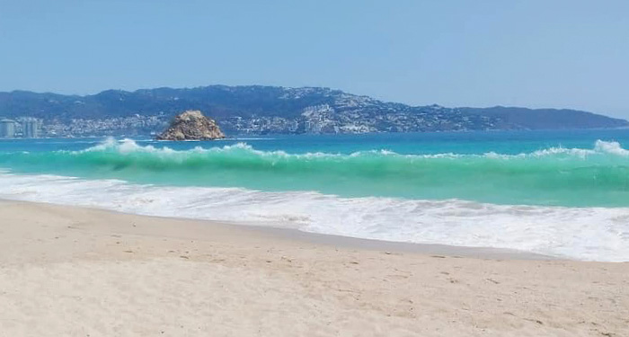 Playas de Acapulco recuperan su belleza ante la falta de turistas