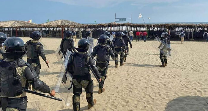 Elementos de La Marina entran a desalojar turistas en Playa Revolcadero