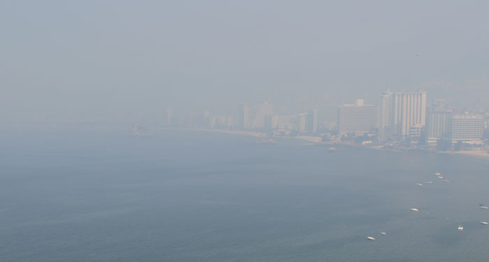 Incendios forestales contaminan a la bahía de Acapulco