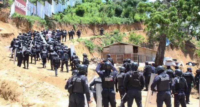 Guardia Nacional y Marina desalojan a “paracaidistas” del cerro en Acapulco