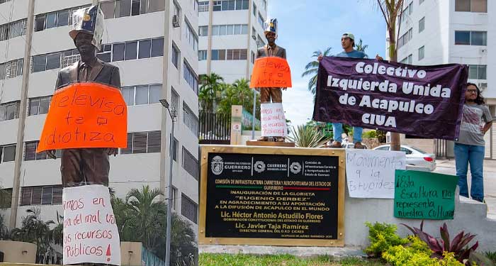 Acapulqueños protestan para que retiren la Estatua de Eugenio Derbez