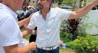 “EUGENIO DERBEZ VISITANDO SU ESTATUA EN ACAPULCO”