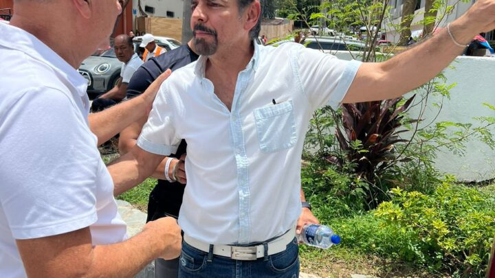 “EUGENIO DERBEZ VISITANDO SU ESTATUA EN ACAPULCO”