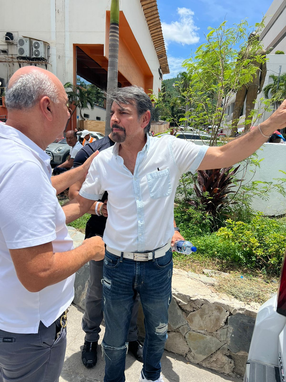 “EUGENIO DERBEZ VISITANDO SU ESTATUA EN ACAPULCO”